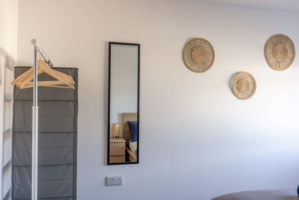 Modern 3 Bed House-free Parking