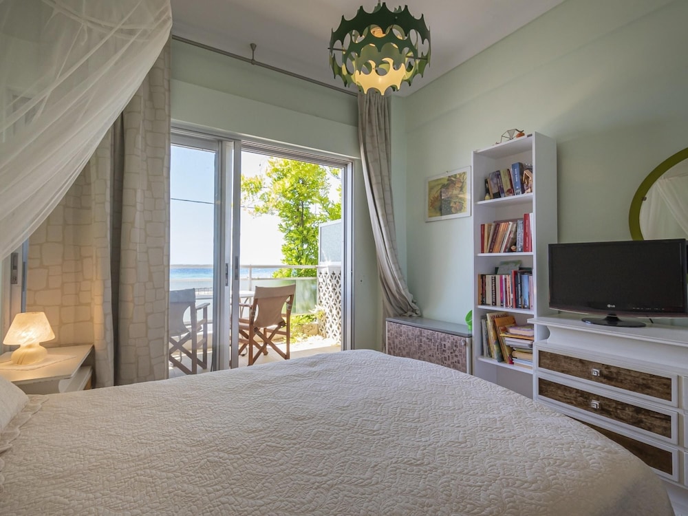 Thetis Seafront Home by Rentalspro photo 4