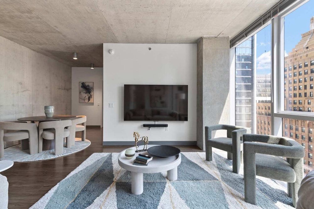 2BR Apt Stunning Views Steps to Michigan Avenue