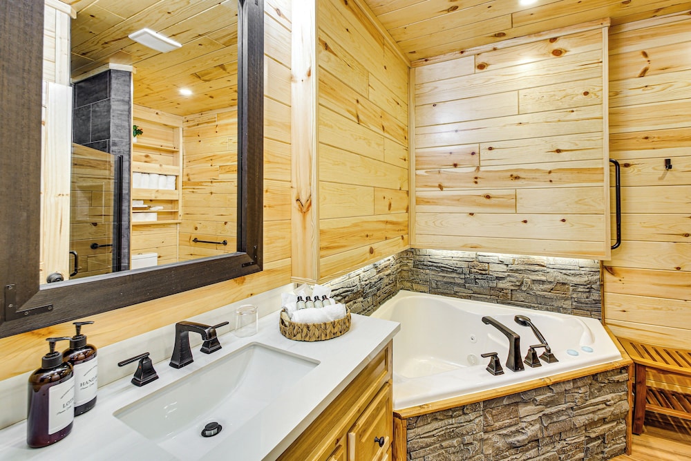 11 Mi to Marina on Lake Hamilton: Cabin Getaway