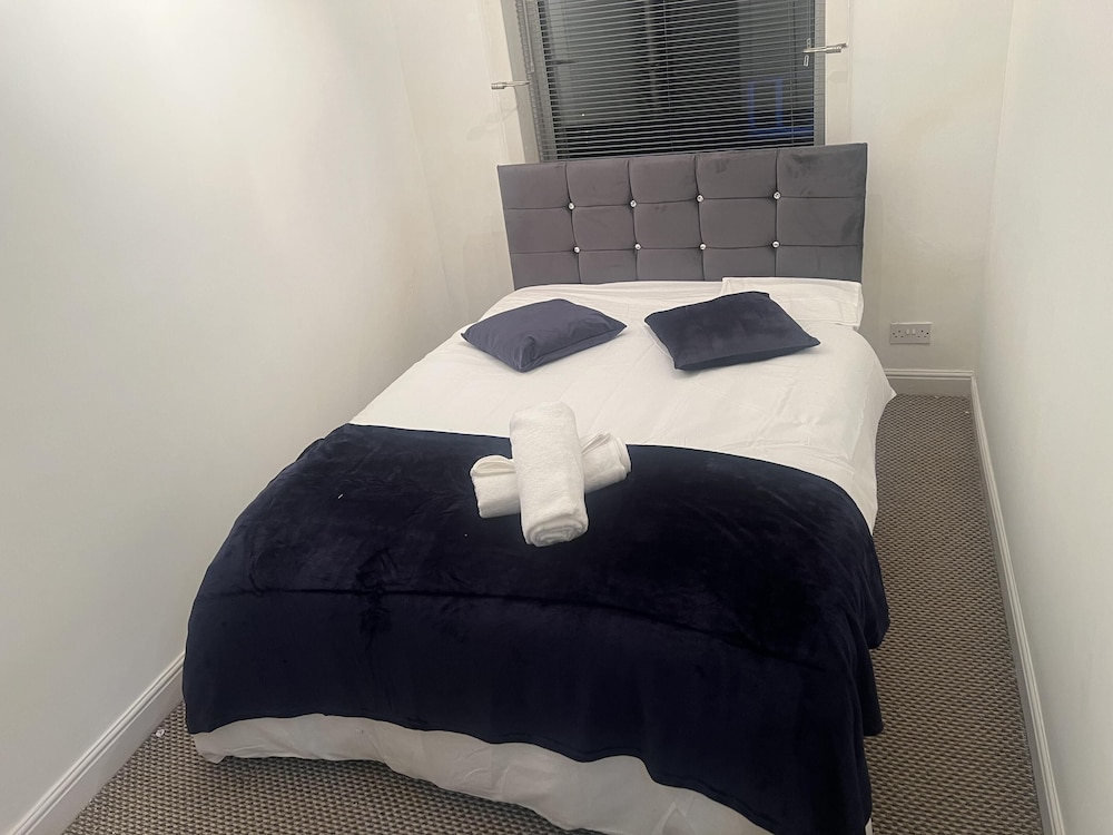 Cosy Cottage Retreat in Oldham view 2