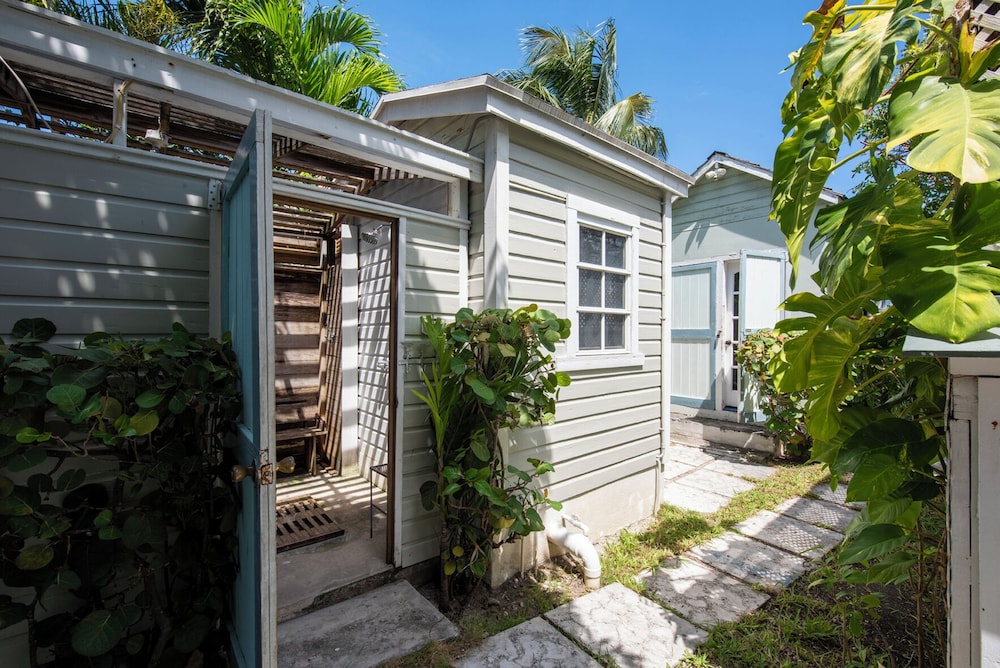 Island Serenity: Charming Watercolor Cottage Near Beach