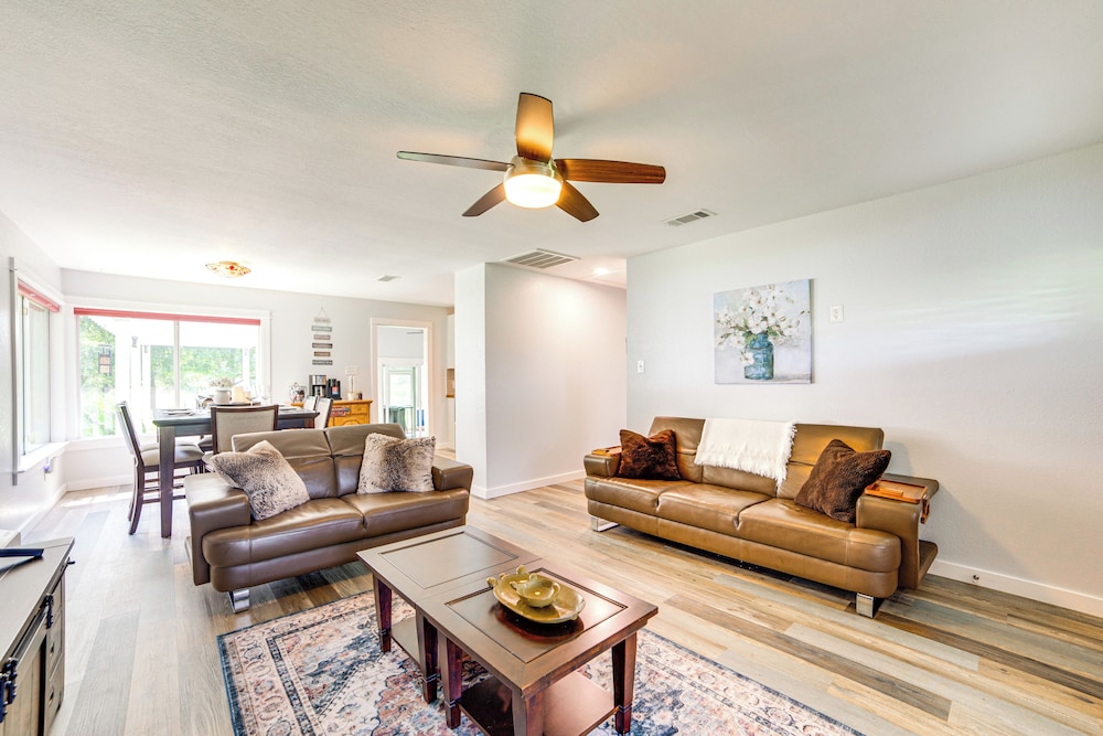 Lake Tawakoni Access + Hot Tub - Wills Point Home!