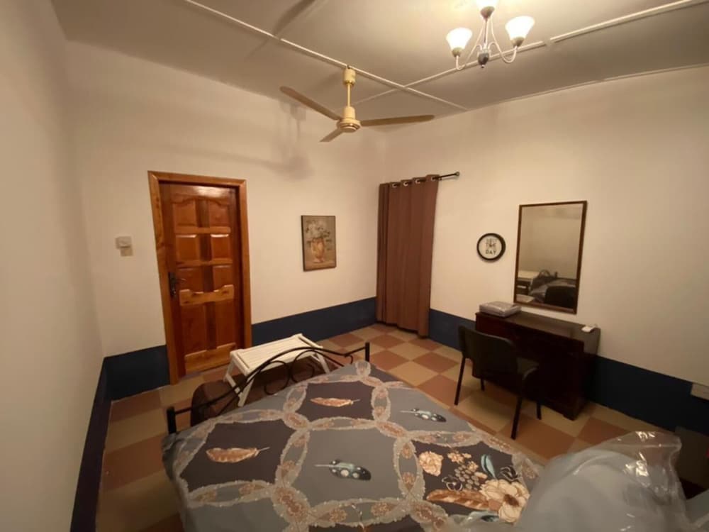 Stunning 2-bed House in Madina view 5