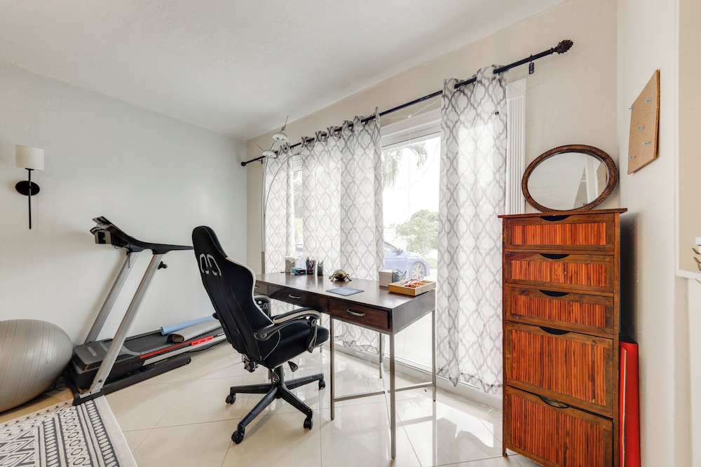 Fishing Dock & Canal Views: Fort Lauderdale Home!