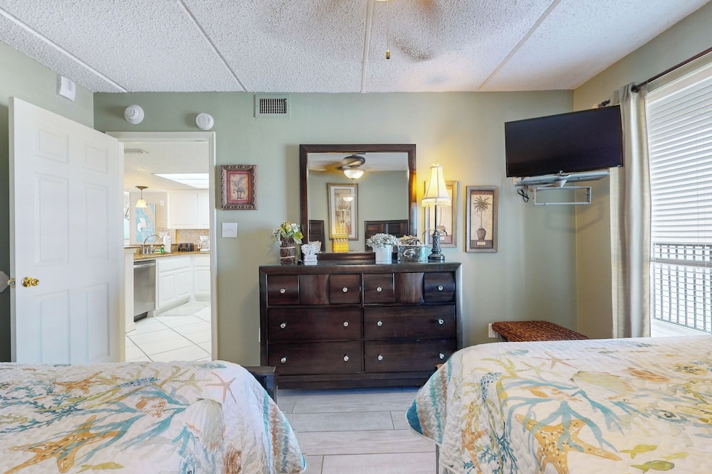 Resort 2BR Condo w/ Gulf-front Balcony & Hot Tub