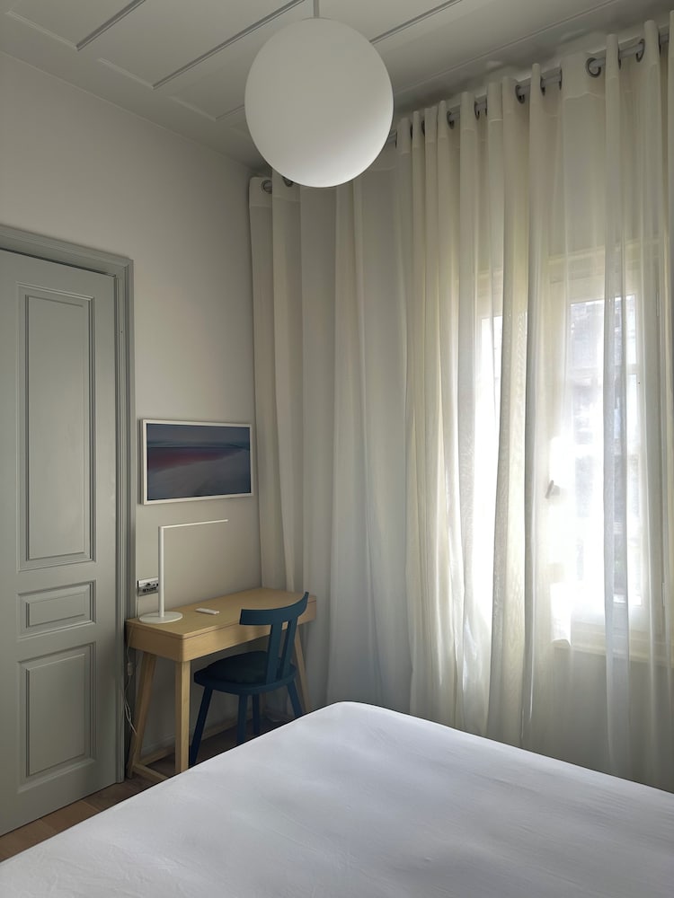 Amalie Suites