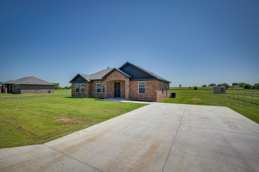 Madill Vacation Rental w/ Grill: Near Lake Texoma! view 2