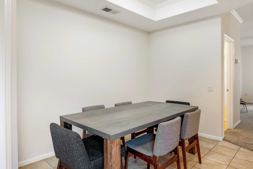 Walk to Dining, Mission + Pacific Beach, and Bars/nightlife Private Backyard