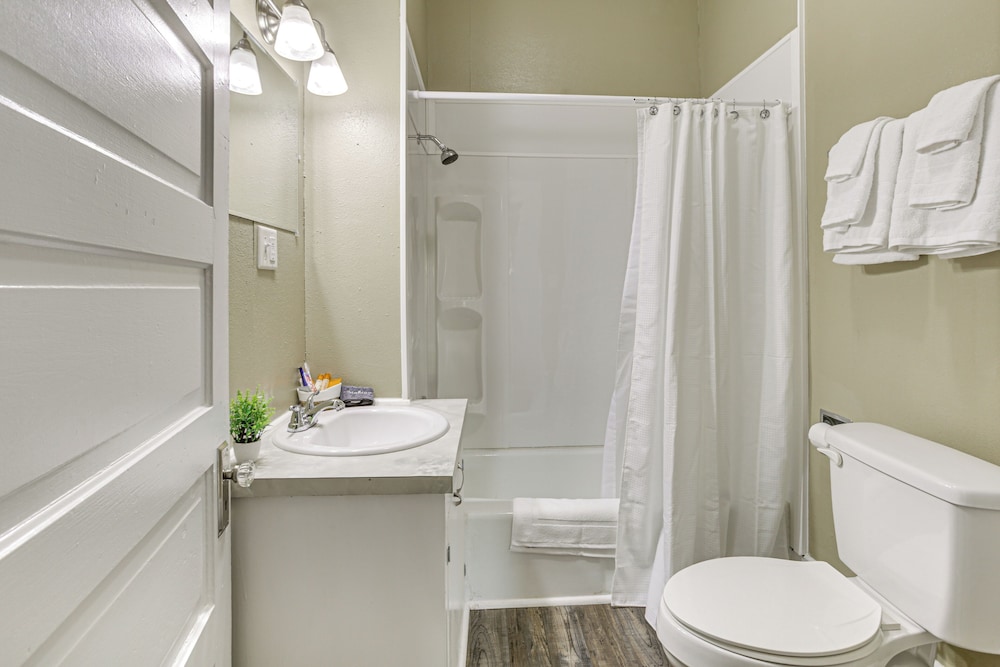 Walk to Restaurants & Shops: Dtwn Franklin Retreat