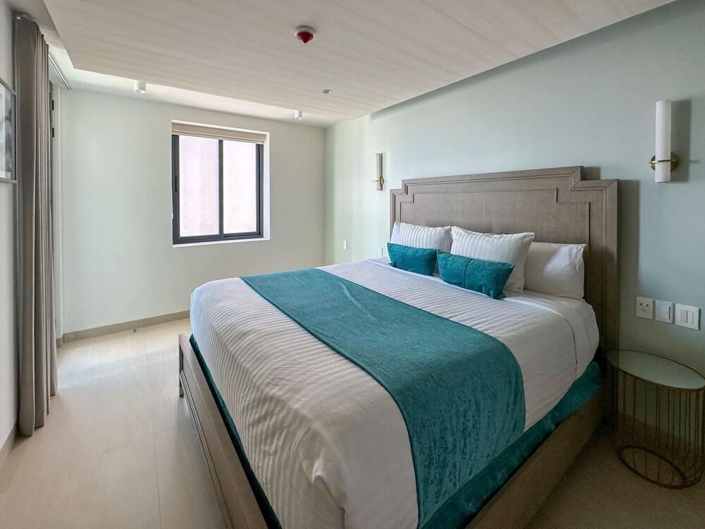 Paradise Found Luxe 2BR Condo in Iconic Location