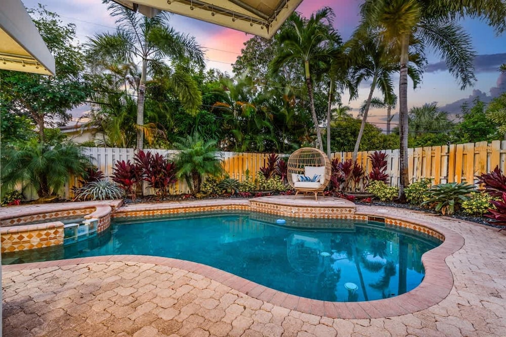 Tropical Getaway Heated Pool Patio Retreat