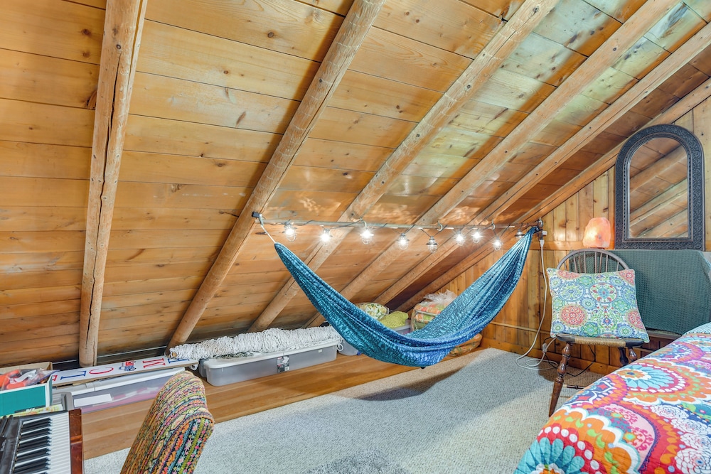Lakefront Log Cabin Retreat w/ Hot tub + Kayaks!
