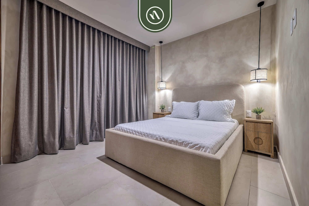 Luxury 2 BR Condo Near Beaches - Pools - Gym