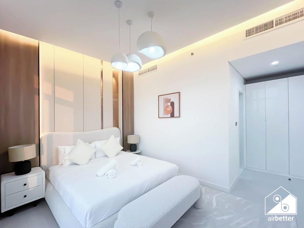 Luxury 1BR w/ Balcony & Burj Khalifa View