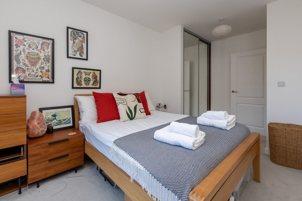 Peaceful & Vibrant 1BD Flat W/balcony- Bow Common!