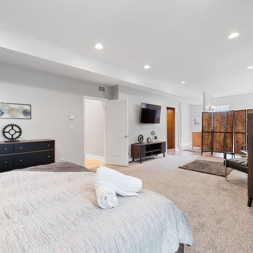 Spacious Luxury Retreat 8 Bed Oasis With 6 Baths