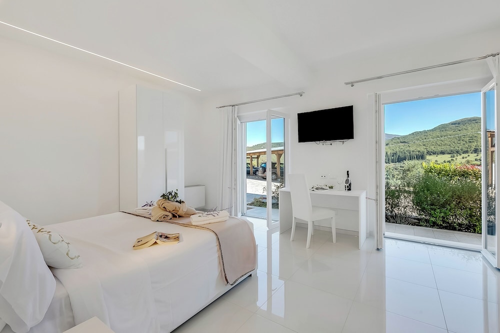 Villa Chimera White With Panoramic Pool