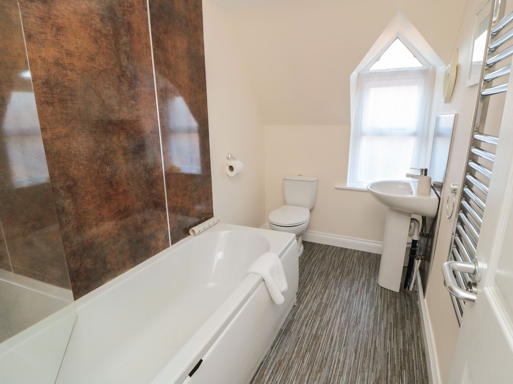 Carisbrooke House, Apartment 6 view 5
