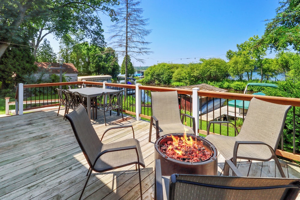 < 1 Mi to Boat Ramp: Lakefront East Troy Cottage