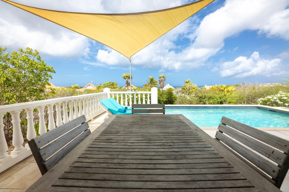 Tropical Paradise Bliss Villa at Coral Estate