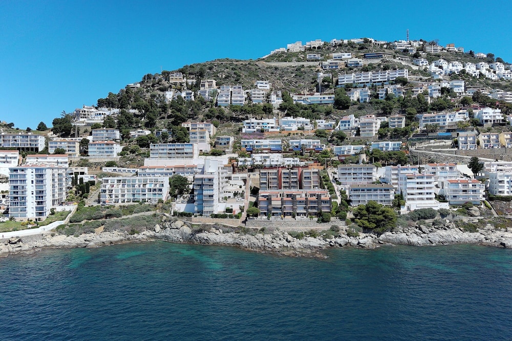 Apartment in Roses Near Rock Beach