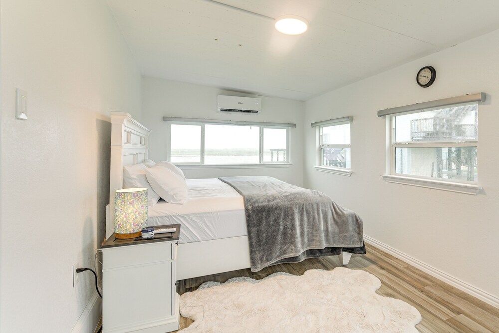 Seabreeze Retreat: Waterfront Home Near Sargent
