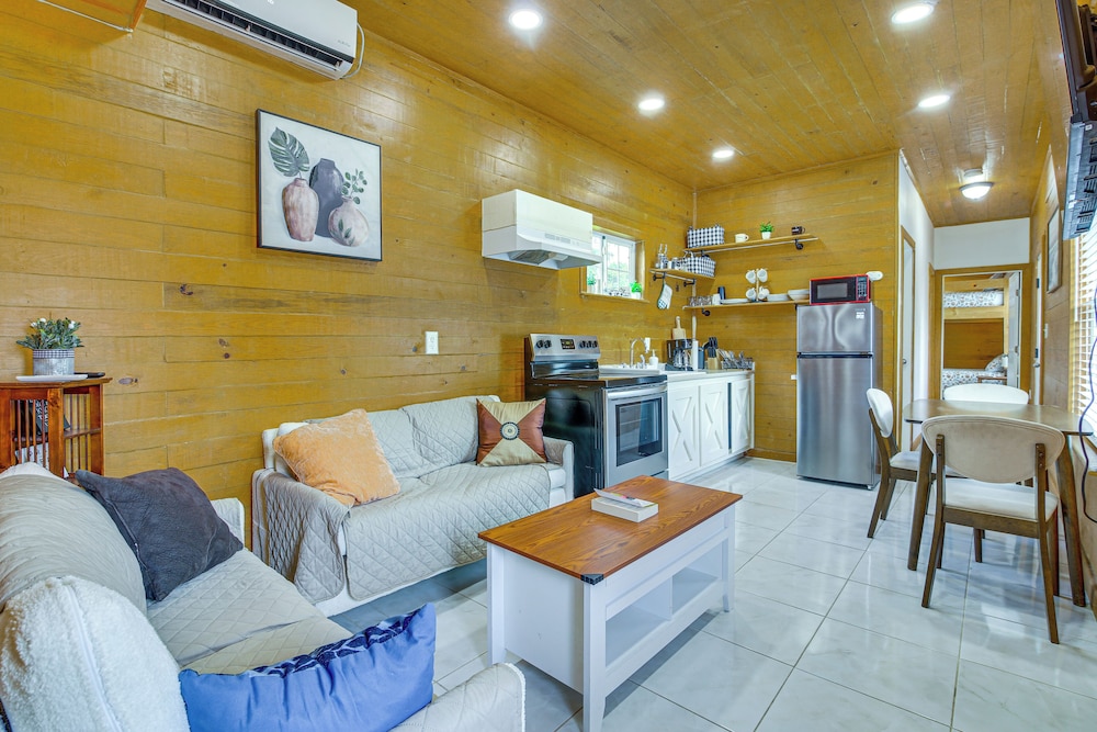 2 Mi to Family Attractions: Brownsville Cottage!