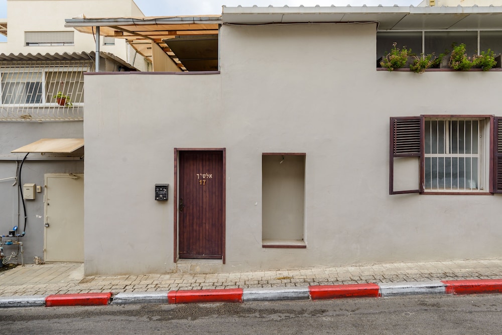 Duplex Lively Neighborhood by FeelHome