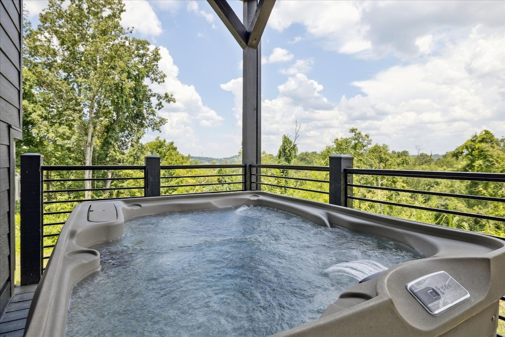 Luxury Cabin w Indoor Pool Hot Tub Game Room