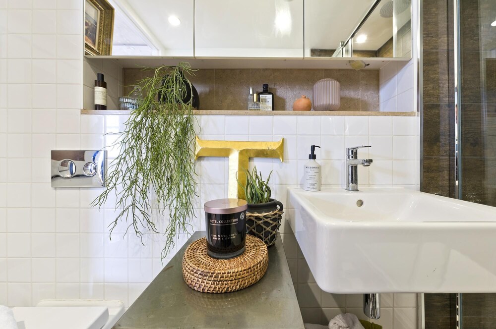 Fabulous East London Flat With Rooftop Pool by Underthedoormat