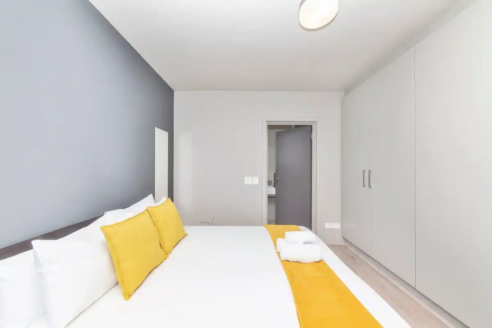 Contemporary 2BD Apartment w/ Balcony, Greenpoint! view 3