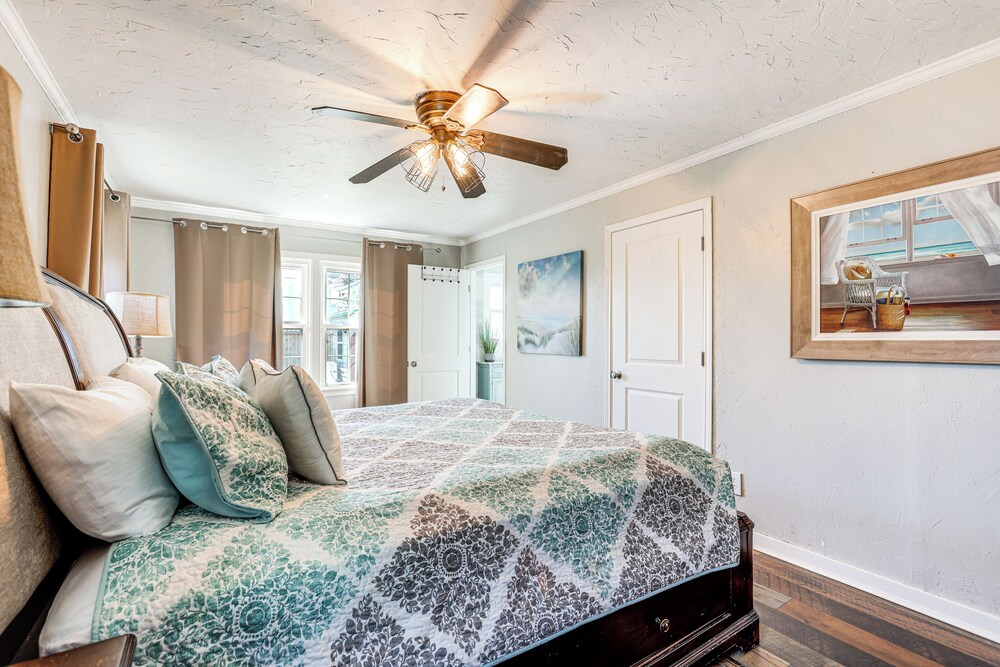 Galveston Group Getaway w/ Private Yard + Fire Pit
