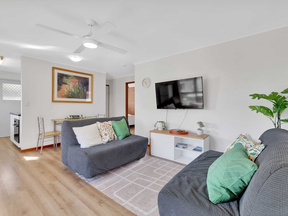Tranquil 2-bed Townhouse Close to Beach