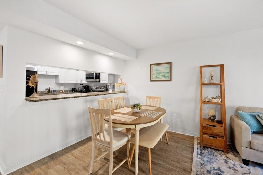 Pelican Inlet C119, Near Beach: Pool & Tennis 2 Bedroom Condo