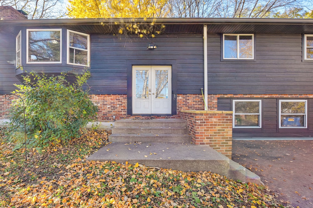 600-sq-ft Deck! Hutchinson Retreat on 5 Acres