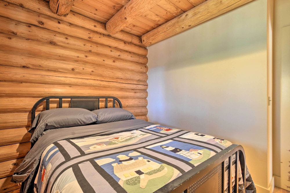Updated Groveland Cabin w/ Wraparound Deck! view 5