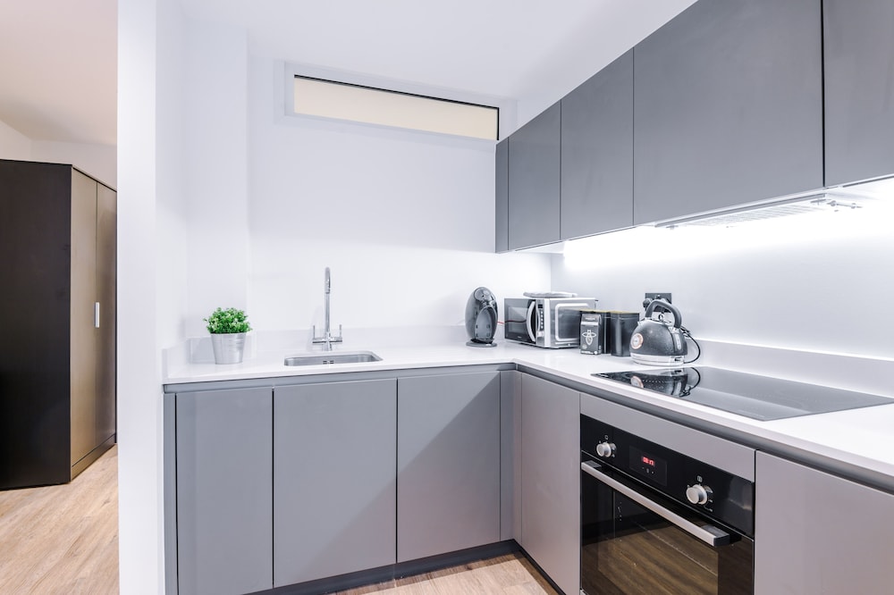 Hilltop Serviced Apartments - Piccadilly view 5