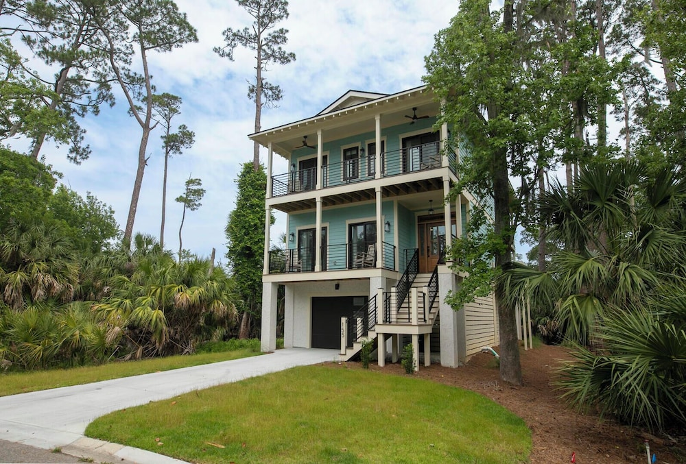 Experience Modern Coastal Living in This Beautifully Designed 4-bed, 4-bath Home