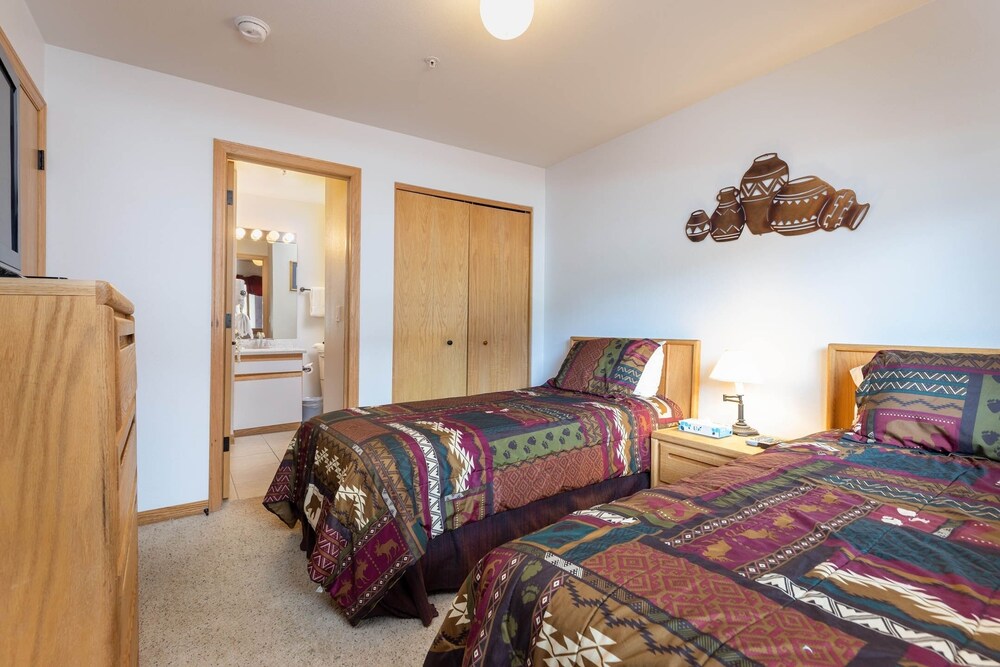 113 Cinnamon Ridge 2 Bedroom Condo by RedAwning view 4