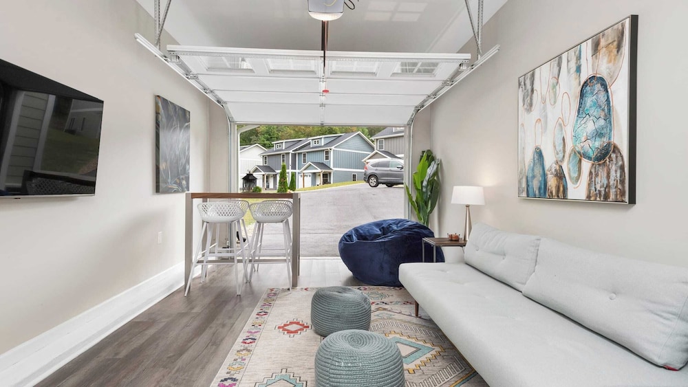 10 Townhomes, Sleeps 89 6 Mins to DT Asheville Sycamore Cove by Avantstay