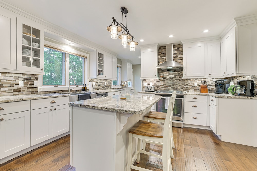 Sunroom, Dining Pavilion & More: Gem on Burt Lake!