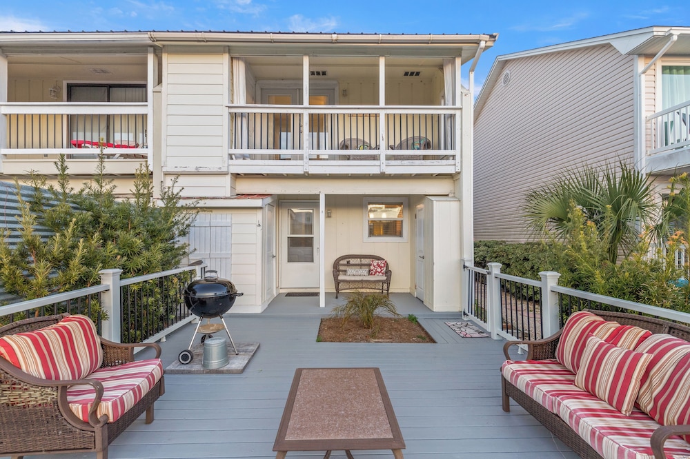 Searenity Awaits: 2-bd, 2-ba Coastal Escape! Perfect for 5! Pet Friendly!