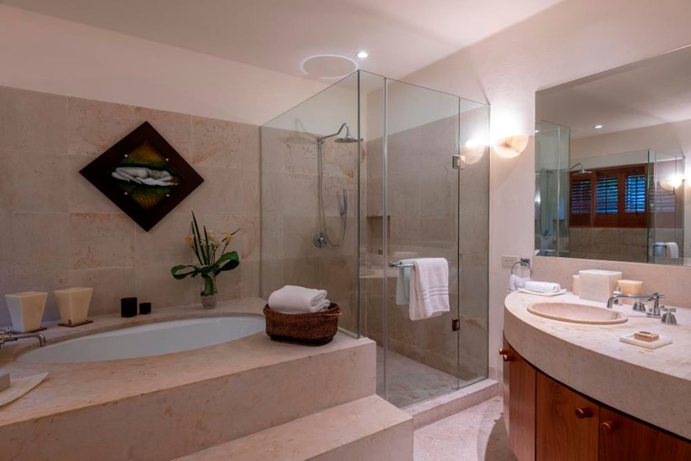 Staffed Ocean View Villa w Four Seasons Amenities