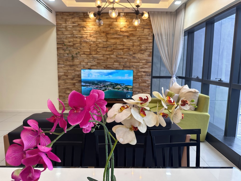 Skyline Luxe 4BR Retreat with En-suites