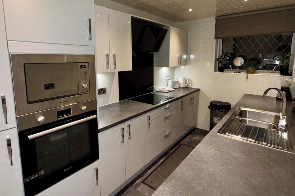 2 Bedroom Apartment - Sleeps 4, Free Parking, Wifi