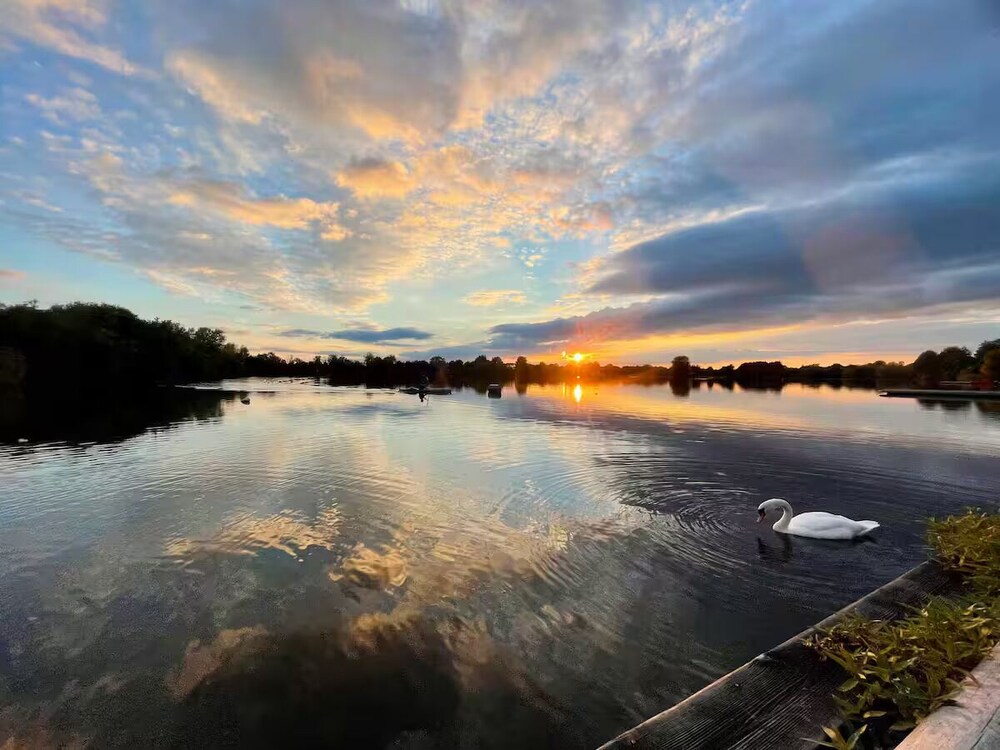 Cotswolds Lakeside Home-Summer Lake