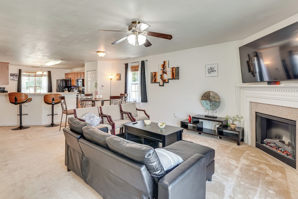 6 Mi to Dtwn Raleigh: Townhome w/ Fenced Patio!
