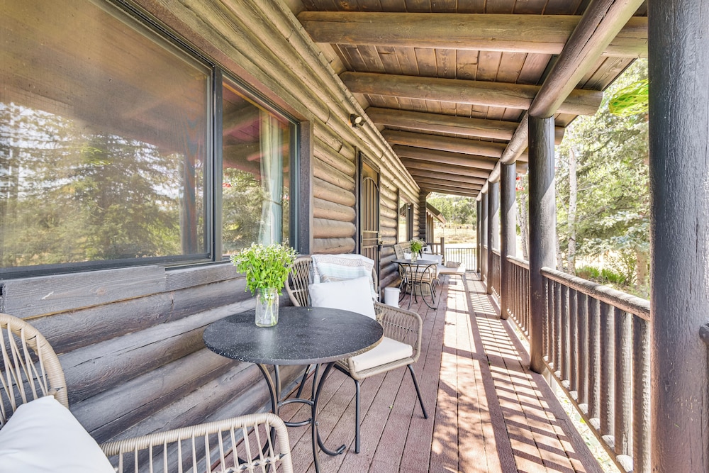 Ski, Hike & More: Homey Huntsville Retreat!