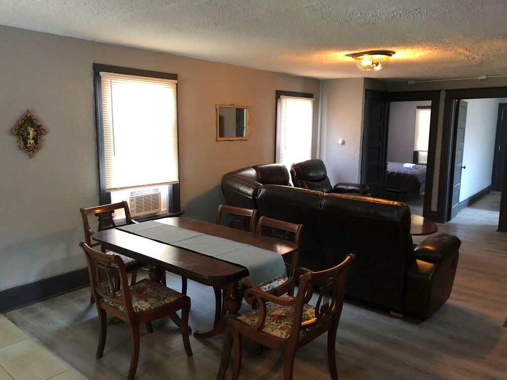 The 540 With Private Yard & Parking, Near Falls & Casino by Niagara Hospitality view 2